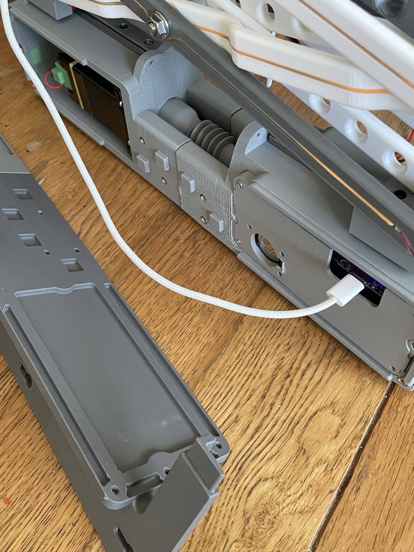 Worm drive inside the 3D-printed base